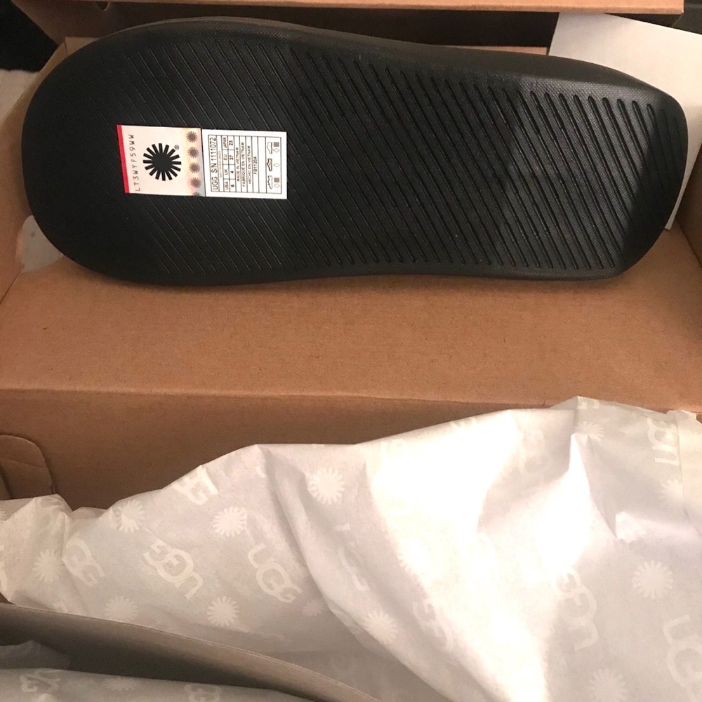 Ugg Logo Slides - Picture 4 of 4